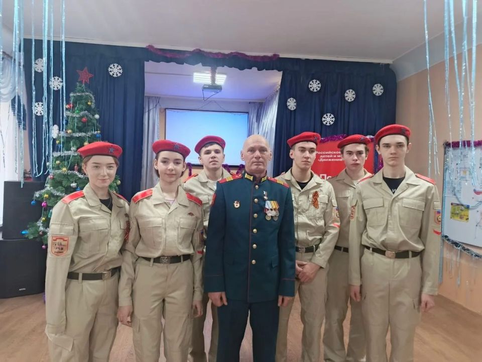 Урок мужества и доблести. Брянковская специализированная школа №1 приняла в своих стенах почетных гостей – Героя Российской Федерации, военнослужащего СБ Просвет ВЧ 40321 - Виталия Александровича Кондратова , участников... Урок мужества и доблести. Брянковская специализированная школа №1 приняла в своих стенах почетных гостей – Героя Российской Федерации, военнослужащего СБ Просвет ВЧ 40321 - Виталия Александровича Кондратова , участников...