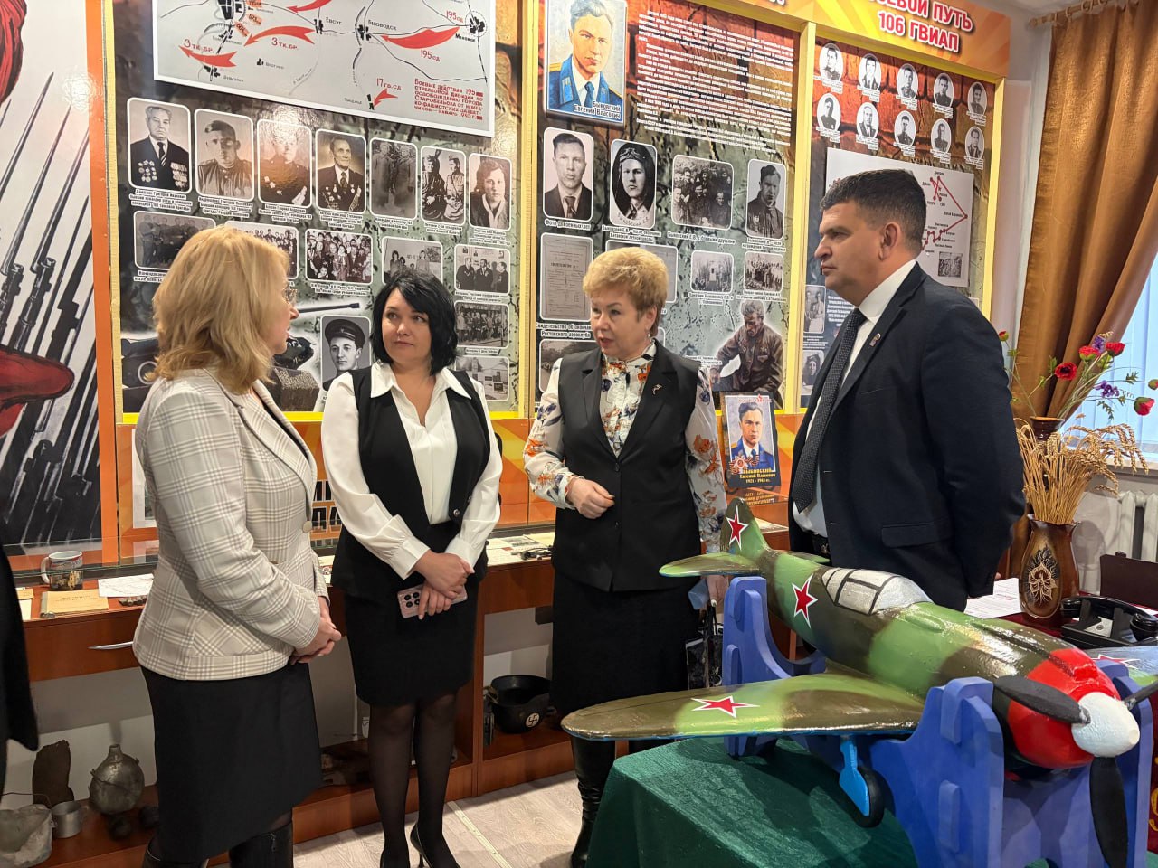 В Старобельской средней школе №3 увековечили имя дважды Героя СССР Евгения Быковского В Старобельской средней школе №3 увековечили имя дважды Героя СССР Евгения Быковского