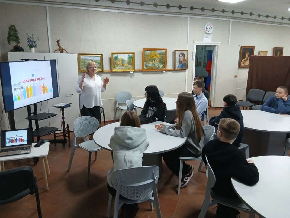В Кировском историко-художественном музее состоялось мероприятие «Терроризм. Я предупреждён», на которое были приглашены учащиеся 7, 8 класса Кировской гимназии В Кировском историко-художественном музее состоялось мероприятие «Терроризм. Я предупреждён», на которое были приглашены учащиеся 7, 8 класса Кировской гимназии