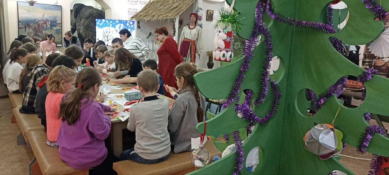 Новогодние традиции сквозь века: в Старобельском музее прошла творческая встреча Новогодние традиции сквозь века: в Старобельском музее прошла творческая встреча