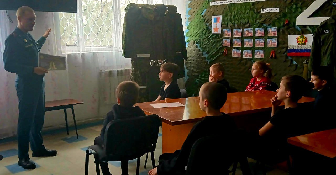 На кануне зимних каникул в ГБУ ДО ЛНР «Звезда» старший инспектор отдела надзорной деятельности и профилактической работы по городу Рубежное управления надзорной деятельности и профилактической работы Главного управления МЧС... На кануне зимних каникул в ГБУ ДО ЛНР «Звезда» старший инспектор отдела надзорной деятельности и профилактической работы по городу Рубежное управления надзорной деятельности и профилактической работы Главного управления МЧС...