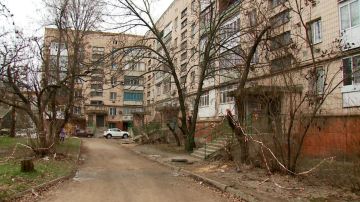 Тюменские строители завершили возведение парапета на кровле дома № 9 на ул. П. Котова в Краснодоне. Ранее этой ограждающей конструкции здесь не было совсем