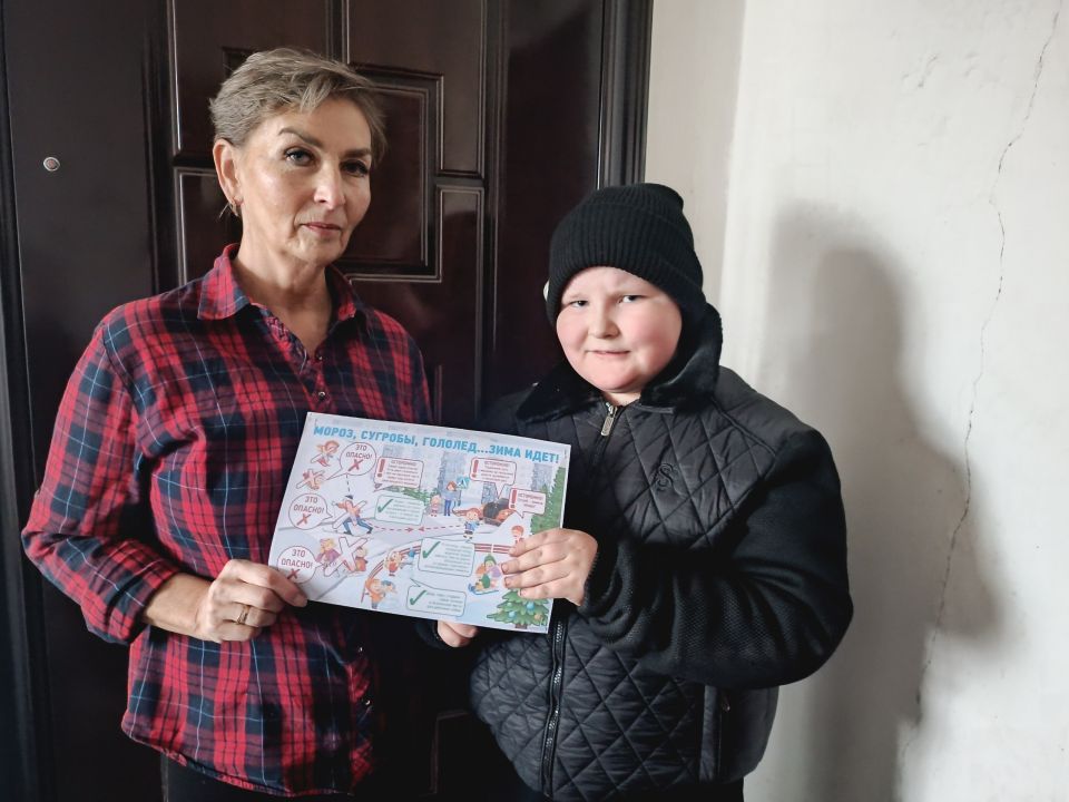 В творческом объединении «Азбука натуралиста» прошла уличная акция в преддверии зимних каникул с распространением памяток «Безопасность детей на дорогах зимой» В творческом объединении «Азбука натуралиста» прошла уличная акция в преддверии зимних каникул с распространением памяток «Безопасность детей на дорогах зимой»