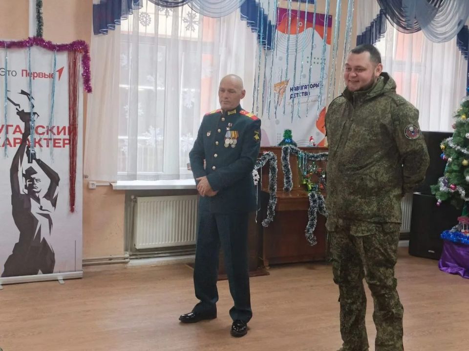 Урок мужества и доблести. Брянковская специализированная школа №1 приняла в своих стенах почетных гостей – Героя Российской Федерации, военнослужащего СБ Просвет ВЧ 40321 - Виталия Александровича Кондратова , участников... Урок мужества и доблести. Брянковская специализированная школа №1 приняла в своих стенах почетных гостей – Героя Российской Федерации, военнослужащего СБ Просвет ВЧ 40321 - Виталия Александровича Кондратова , участников...