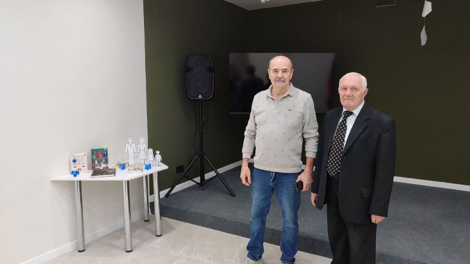 Сегодня Перевальскую районную библиотеку «Библиопортал» посетил Виктор Змиевский, старший преподаватель колледжа ЛГАКИ имени М.Матусовского, а также участники популярной городской программы «Активное долголетие» Сегодня Перевальскую районную библиотеку «Библиопортал» посетил Виктор Змиевский, старший преподаватель колледжа ЛГАКИ имени М.Матусовского, а также участники популярной городской программы «Активное долголетие»