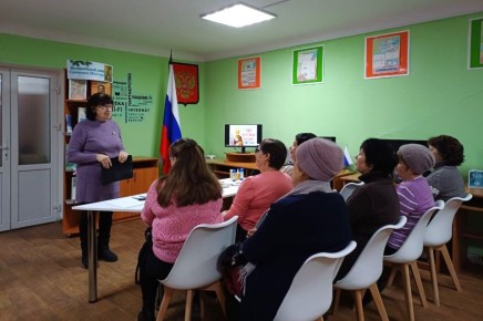 В преддверии замечательного светлого праздника Дня святителя Николая Чудотворца библиотекари центральной библиотеки пригласили своих пользователей на мастер-класс «Чудеса Святого Николая»