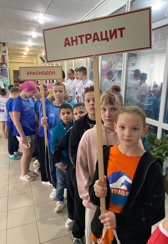 Воспитанники секции плавание Спортивного комплекса-Антрацит с гордостью представили Антрацит на Республиканских соревнованиях по плаванию "Золотая рыбка", проходивших в городе Молодогвардейске Воспитанники секции плавание Спортивного комплекса-Антрацит с гордостью представили Антрацит на Республиканских соревнованиях по плаванию "Золотая рыбка", проходивших в городе Молодогвардейске