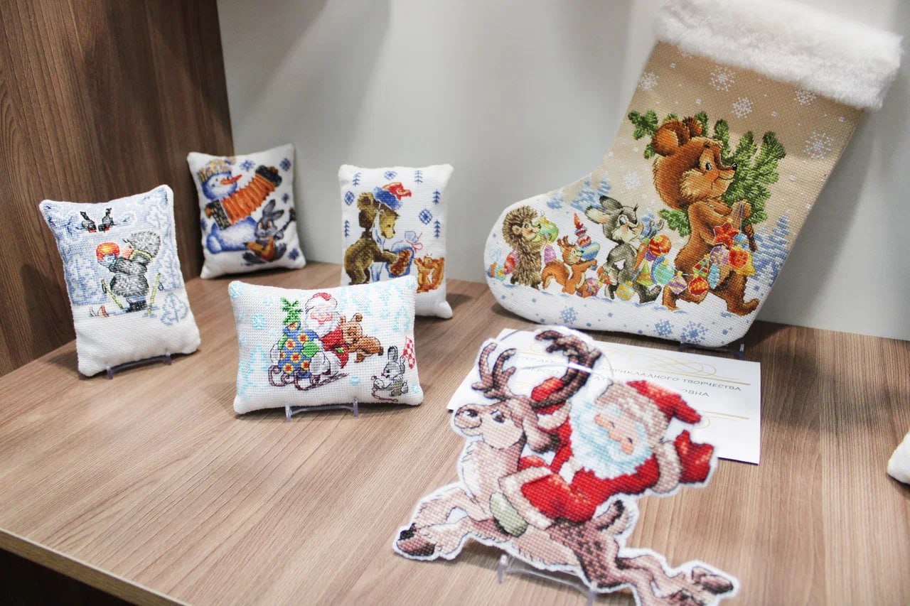 В Луганском центре народного творчества открылась ежегодная новогодняя выставка «Новогодняя феерия» В Луганском центре народного творчества открылась ежегодная новогодняя выставка «Новогодняя феерия»