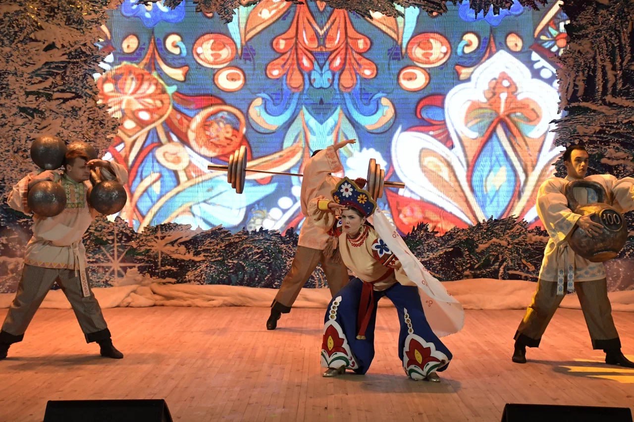 В Луганской академической филармонии состоялась премьера новогоднего представления «Как Домовой Новый год переполошил» В Луганской академической филармонии состоялась премьера новогоднего представления «Как Домовой Новый год переполошил»