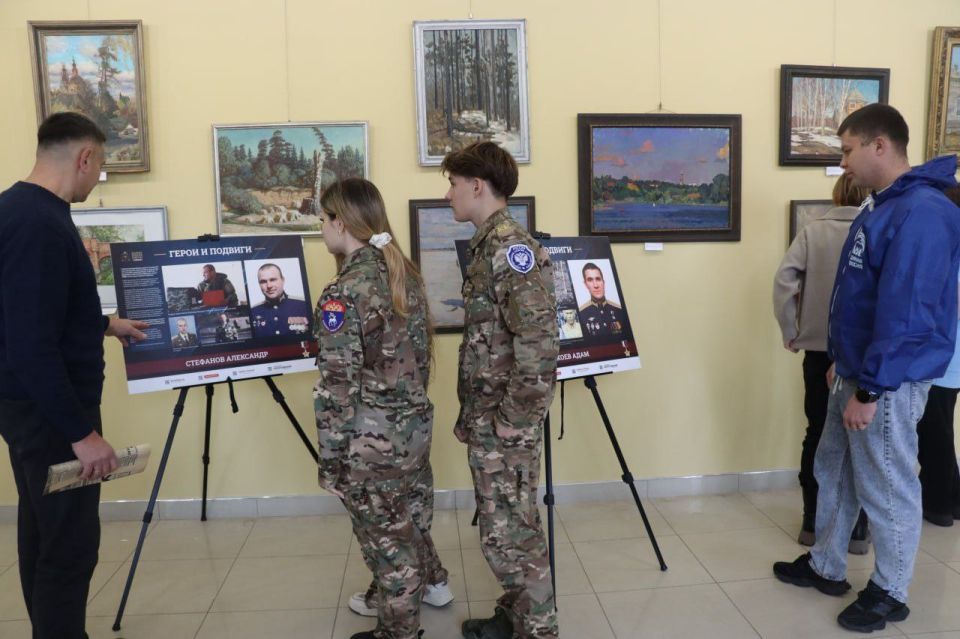 В Северодонецке в рамках партпроекта "Историческая память" галерее искусств переданы портреты Героев России, погибших при освобождении города В Северодонецке в рамках партпроекта "Историческая память" галерее искусств переданы портреты Героев России, погибших при освобождении города