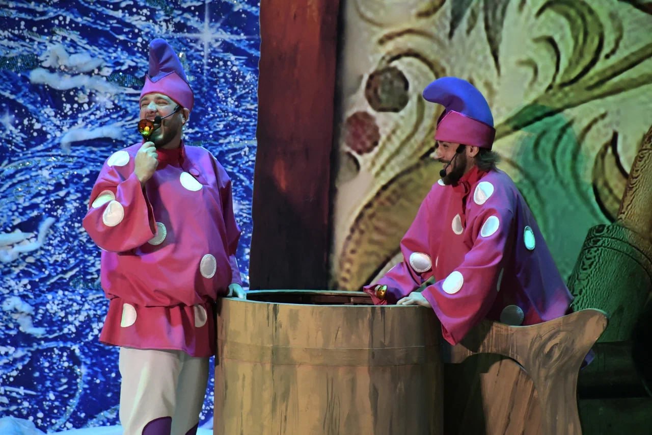 В Луганской академической филармонии состоялась премьера новогоднего представления «Как Домовой Новый год переполошил» В Луганской академической филармонии состоялась премьера новогоднего представления «Как Домовой Новый год переполошил»