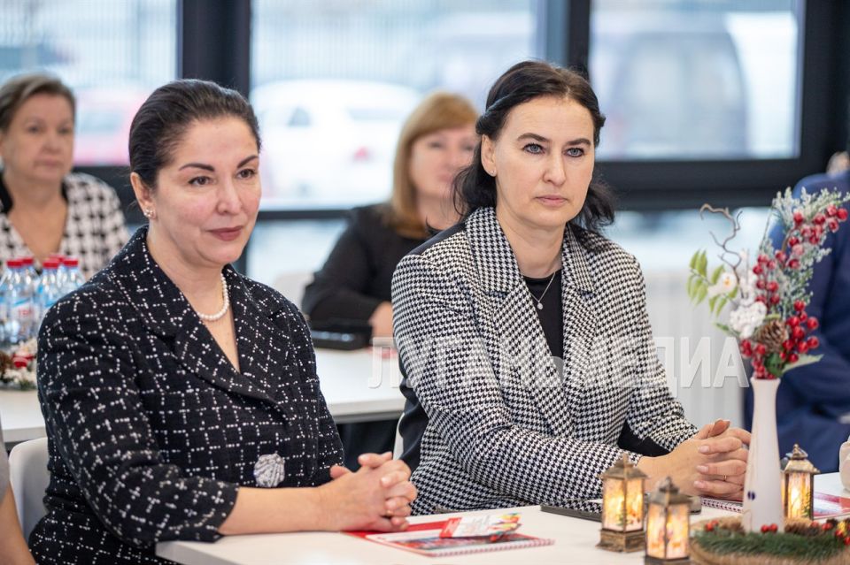 Сенатор РФ от ЛНР Дарья Лантратова поблагодарила за работу активисток «Женского движения Единой России» Сенатор РФ от ЛНР Дарья Лантратова поблагодарила за работу активисток «Женского движения Единой России»