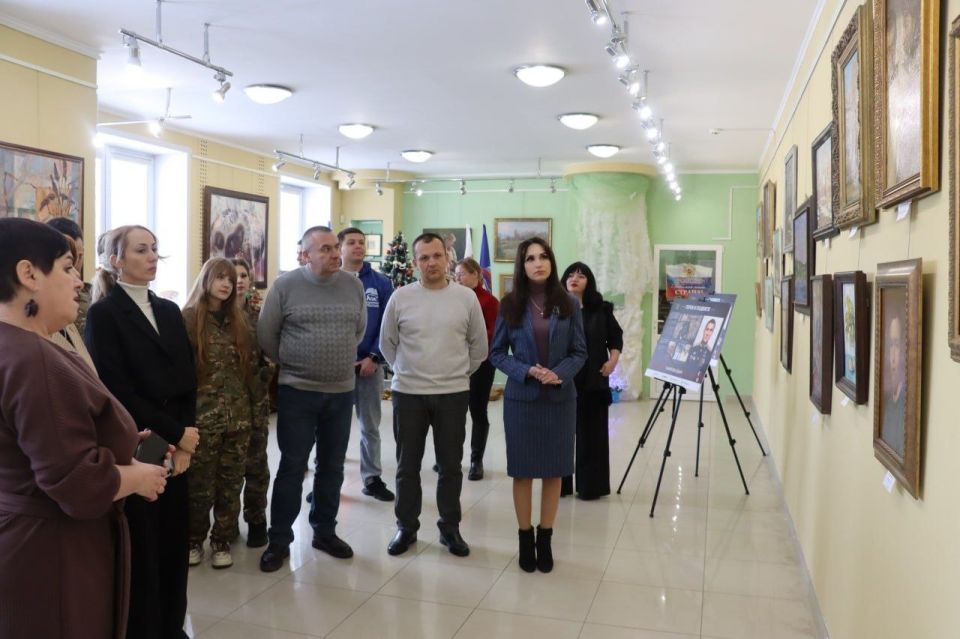 В Северодонецке в рамках партпроекта "Историческая память" галерее искусств переданы портреты Героев России, погибших при освобождении города В Северодонецке в рамках партпроекта "Историческая память" галерее искусств переданы портреты Героев России, погибших при освобождении города