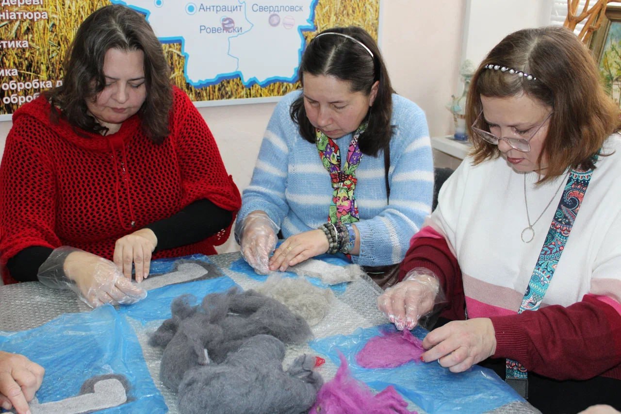 В Луганском центре народного творчества открылась ежегодная новогодняя выставка «Новогодняя феерия» В Луганском центре народного творчества открылась ежегодная новогодняя выставка «Новогодняя феерия»