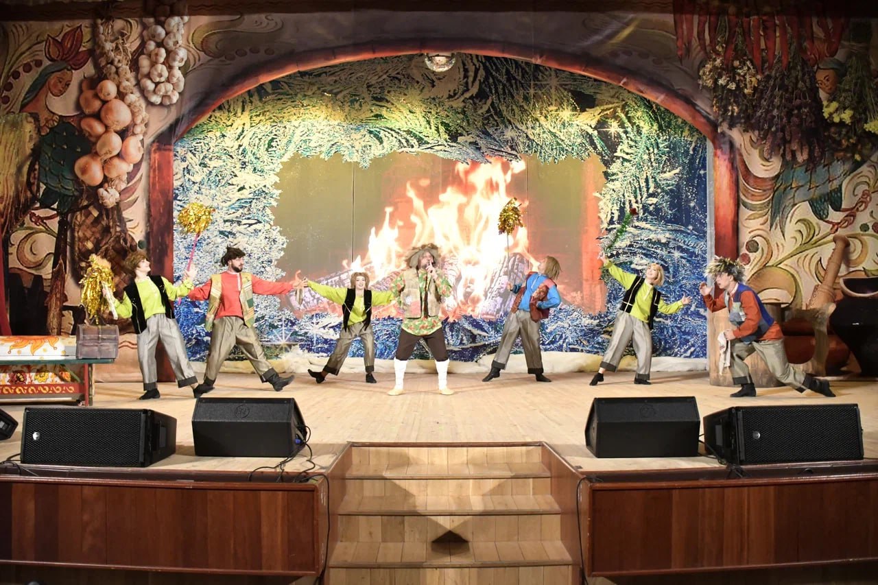 В Луганской академической филармонии состоялась премьера новогоднего представления «Как Домовой Новый год переполошил» В Луганской академической филармонии состоялась премьера новогоднего представления «Как Домовой Новый год переполошил»