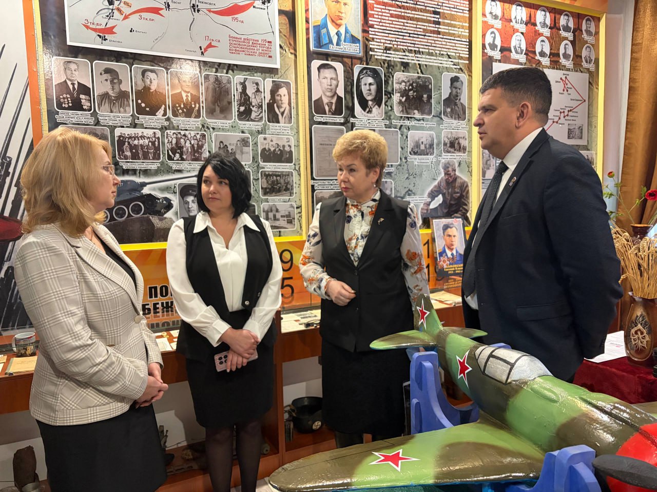 В Старобельской средней школе №3 увековечили имя дважды Героя СССР Евгения Быковского В Старобельской средней школе №3 увековечили имя дважды Героя СССР Евгения Быковского