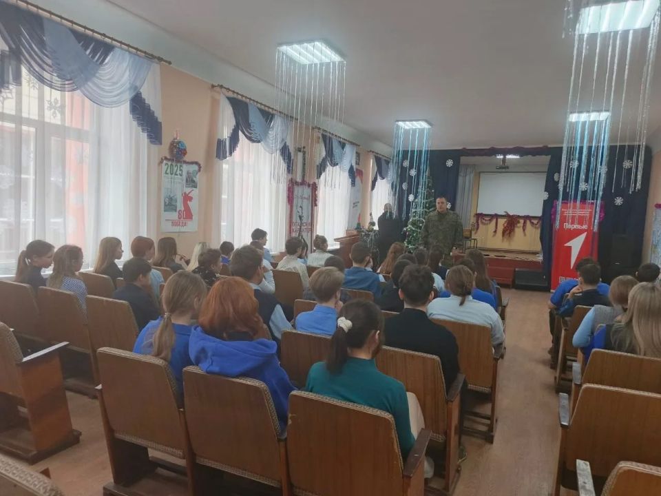 Урок мужества и доблести. Брянковская специализированная школа №1 приняла в своих стенах почетных гостей – Героя Российской Федерации, военнослужащего СБ Просвет ВЧ 40321 - Виталия Александровича Кондратова , участников... Урок мужества и доблести. Брянковская специализированная школа №1 приняла в своих стенах почетных гостей – Героя Российской Федерации, военнослужащего СБ Просвет ВЧ 40321 - Виталия Александровича Кондратова , участников...