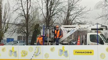 Новый год близко: специалисты завершают установку катка на Ярмарочной площади Луганска