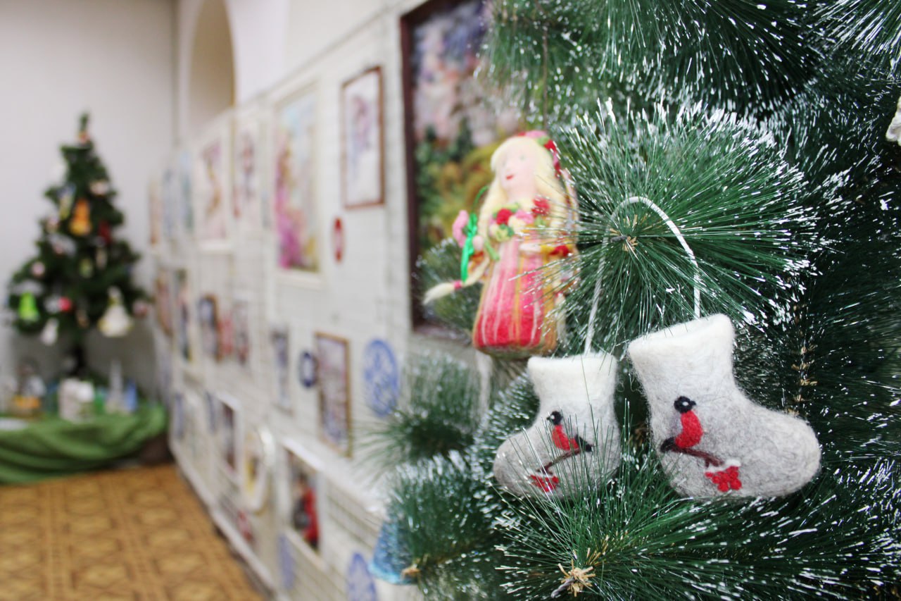 В Луганском центре народного творчества открылась ежегодная новогодняя выставка «Новогодняя феерия»