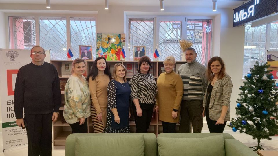 Сотрудники Перевальского районного Дворца культуры посетили модельную библиотеку «Библиопортал» Сотрудники Перевальского районного Дворца культуры посетили модельную библиотеку «Библиопортал»