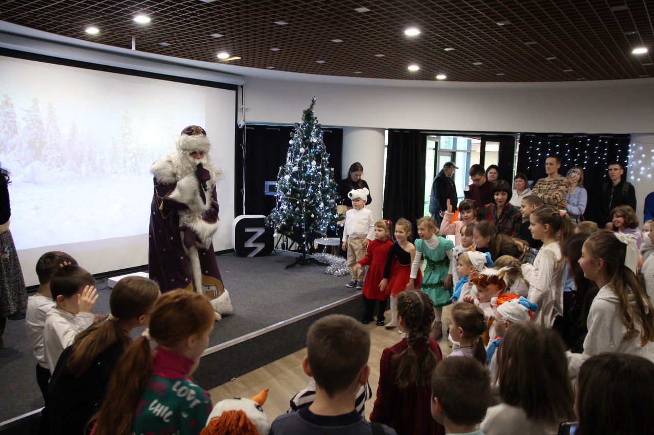 Дед Мороз из Удмуртии поздравил детей ЛНР с наступающим Новым годом Дед Мороз из Удмуртии поздравил детей ЛНР с наступающим Новым годом