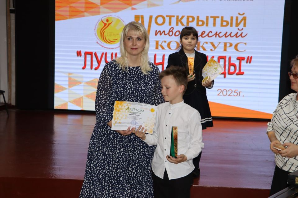 В Детской школе искусств № 5 города Стаханов состоялась церемония награждения победителей IV Открытого конкурса «Лучики надежды» В Детской школе искусств № 5 города Стаханов состоялась церемония награждения победителей IV Открытого конкурса «Лучики надежды»