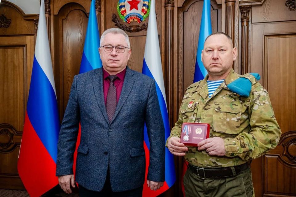 По поручению Главы ЛНР Леонида Пасечника заслуженные награды за оборону Луганска вручены защитникам Отечества