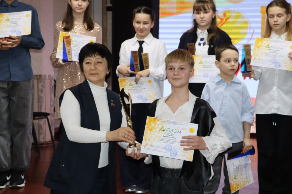 В Детской школе искусств № 5 города Стаханов состоялась церемония награждения победителей IV Открытого конкурса «Лучики надежды» В Детской школе искусств № 5 города Стаханов состоялась церемония награждения победителей IV Открытого конкурса «Лучики надежды»