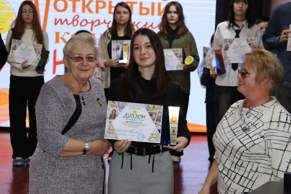 В Детской школе искусств № 5 города Стаханов состоялась церемония награждения победителей IV Открытого конкурса «Лучики надежды» В Детской школе искусств № 5 города Стаханов состоялась церемония награждения победителей IV Открытого конкурса «Лучики надежды»