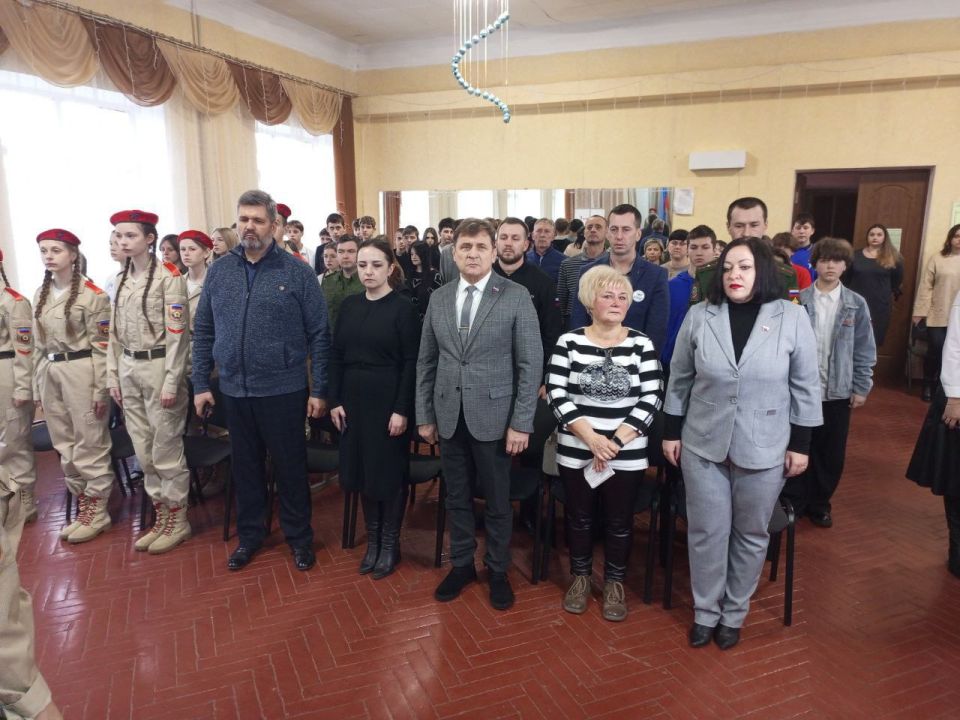 Роман Лысенко: В Алчевской средней школе №15 прошло торжественное открытие Парты Героя в рамках проекта "Новая школа" Роман Лысенко: В Алчевской средней школе №15 прошло торжественное открытие Парты Героя в рамках проекта "Новая школа"