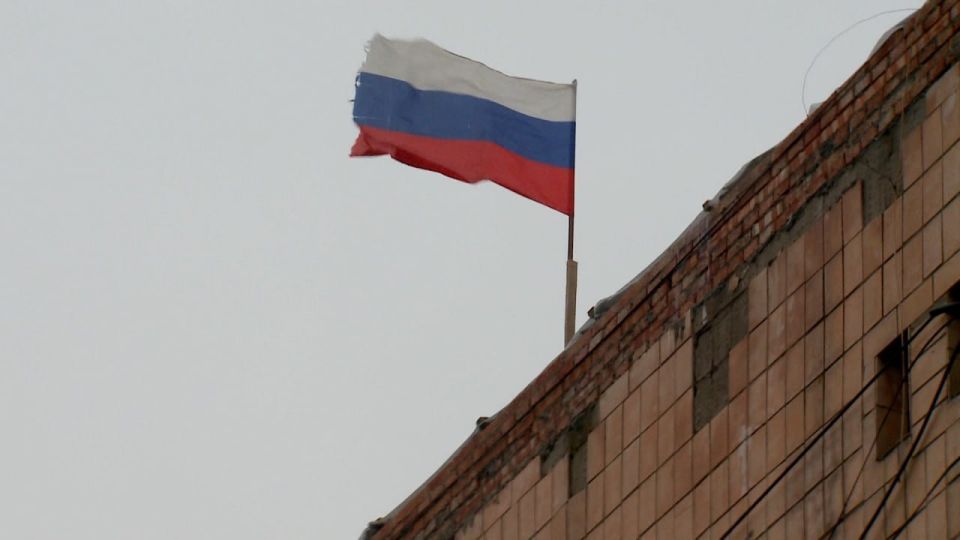 Тюменские строители завершили возведение парапета на кровле дома № 9 на ул. П. Котова в Краснодоне. Ранее этой ограждающей конструкции здесь не было совсем Тюменские строители завершили возведение парапета на кровле дома № 9 на ул. П. Котова в Краснодоне. Ранее этой ограждающей конструкции здесь не было совсем
