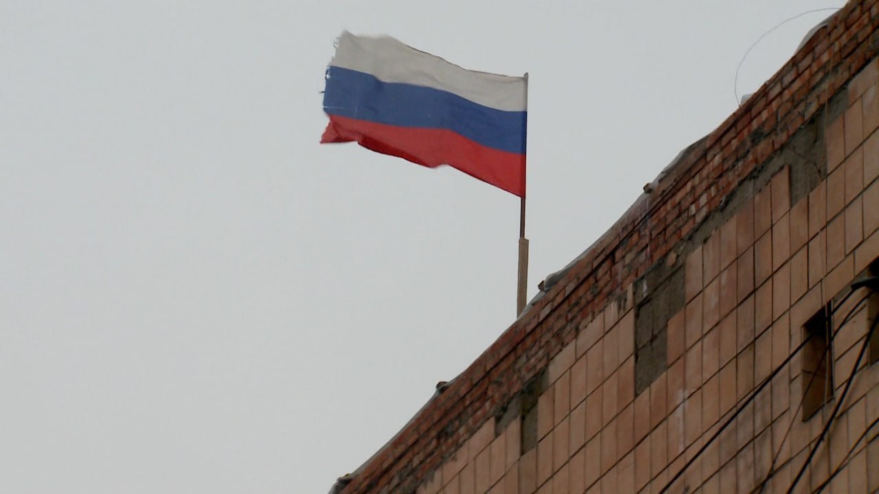 Тюменские строители завершили возведение парапета на кровле дома № 9 на ул. П. Котова в Краснодоне. Ранее этой ограждающей конструкции здесь не было совсем Тюменские строители завершили возведение парапета на кровле дома № 9 на ул. П. Котова в Краснодоне. Ранее этой ограждающей конструкции здесь не было совсем