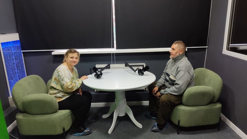 Сотрудники Перевальского районного Дворца культуры посетили модельную библиотеку «Библиопортал» Сотрудники Перевальского районного Дворца культуры посетили модельную библиотеку «Библиопортал»