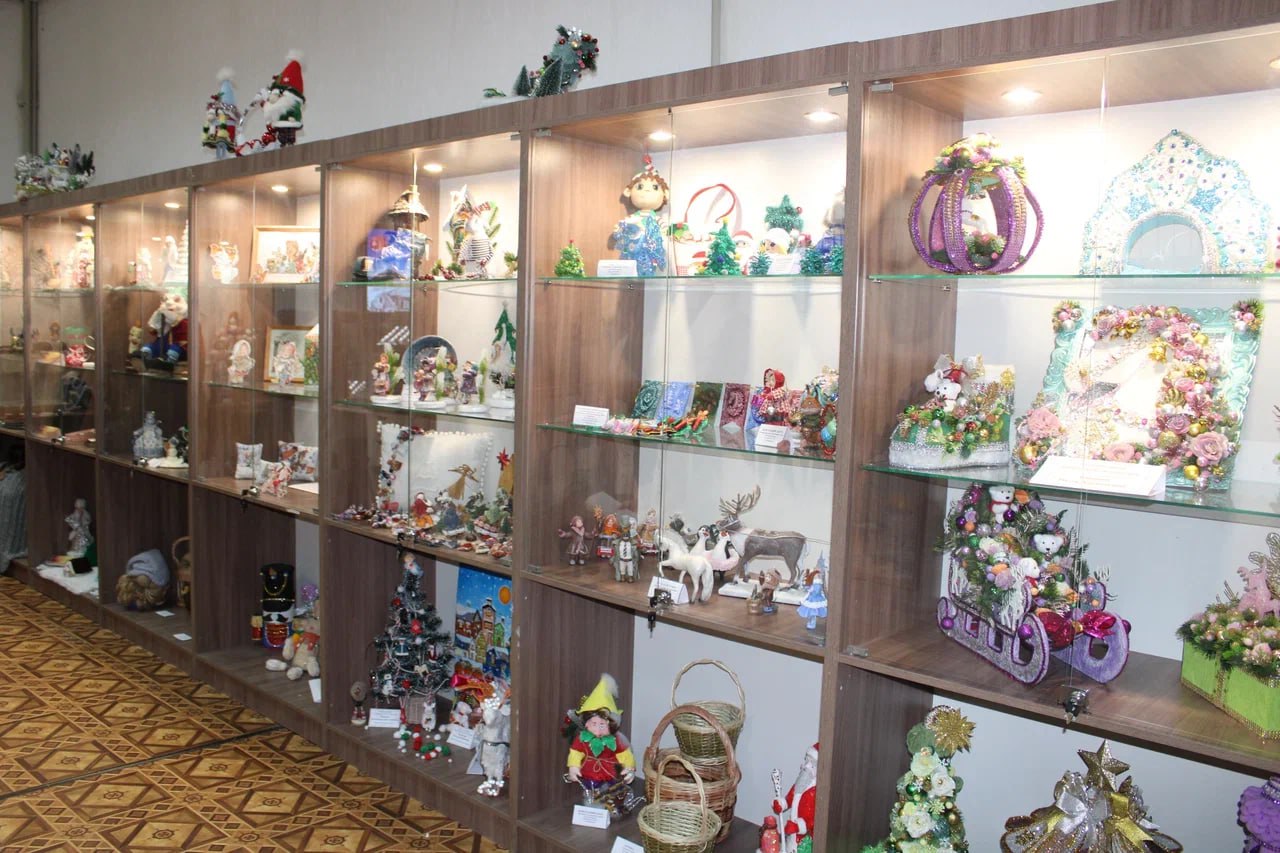 В Луганском центре народного творчества открылась ежегодная новогодняя выставка «Новогодняя феерия» В Луганском центре народного творчества открылась ежегодная новогодняя выставка «Новогодняя феерия»