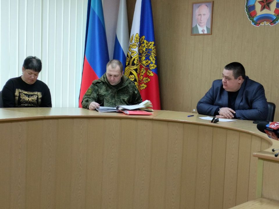 Сегодня в Администрации городского округа город Ровеньки состоялась встреча с семьями военнослужащих, героически погибших при исполнении долга в зоне СВО Сегодня в Администрации городского округа город Ровеньки состоялась встреча с семьями военнослужащих, героически погибших при исполнении долга в зоне СВО