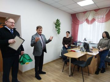 Председатель Совета городского округа город Алчевск Роман Лысенко поздравил работников Алчевского ЗАГСа с профессиональным праздником