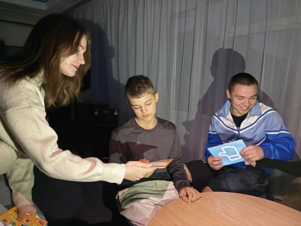 В рамках проекта «Моё право» состоялось заключительное в этом году занятие, которое запомнится участникам по-особенному — из-за внезапной технической неполадки встреча прошла в полумраке, однако это лишь сплотило... В рамках проекта «Моё право» состоялось заключительное в этом году занятие, которое запомнится участникам по-особенному — из-за внезапной технической неполадки встреча прошла в полумраке, однако это лишь сплотило...
