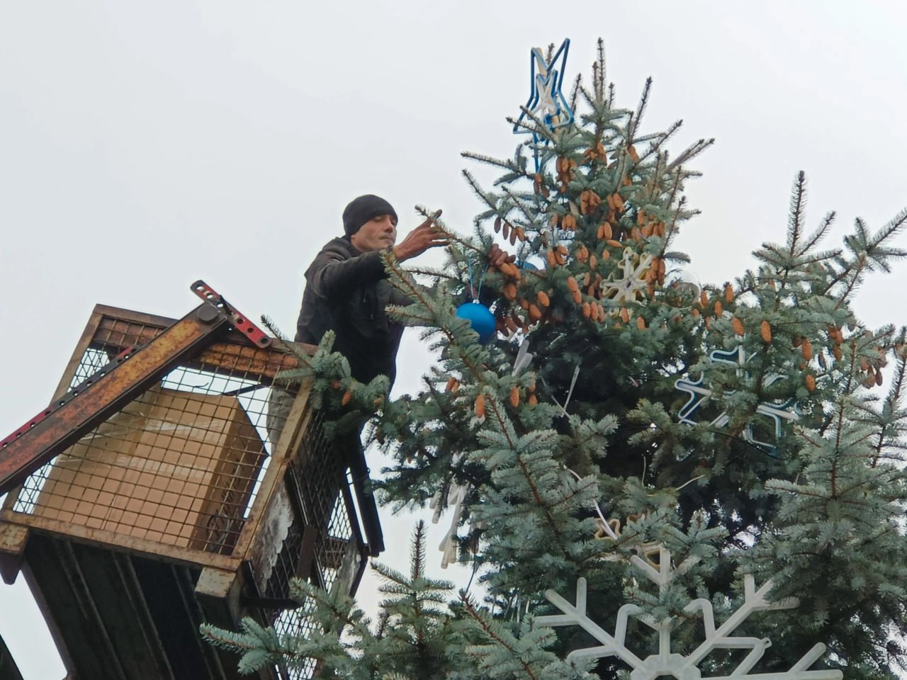 В преддверии новогодних праздников в Городище началась праздничная суета В преддверии новогодних праздников в Городище началась праздничная суета