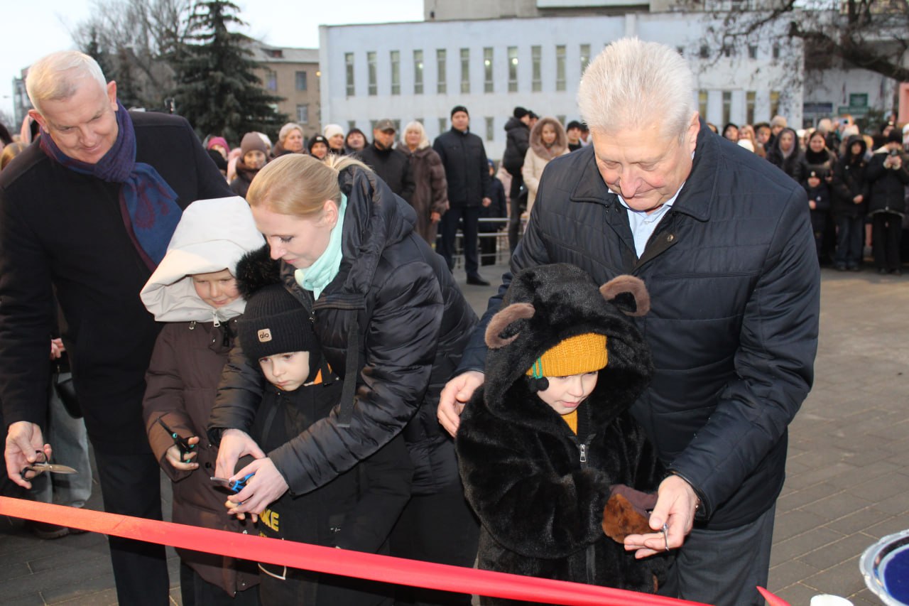 Сергей Козенко: В Краснодоне, в преддверии новогодних праздников, торжественно открылась обновленная аллея Героев Краснодона, преобразившаяся в уютное и современное общественное пространство Сергей Козенко: В Краснодоне, в преддверии новогодних праздников, торжественно открылась обновленная аллея Героев Краснодона, преобразившаяся в уютное и современное общественное пространство