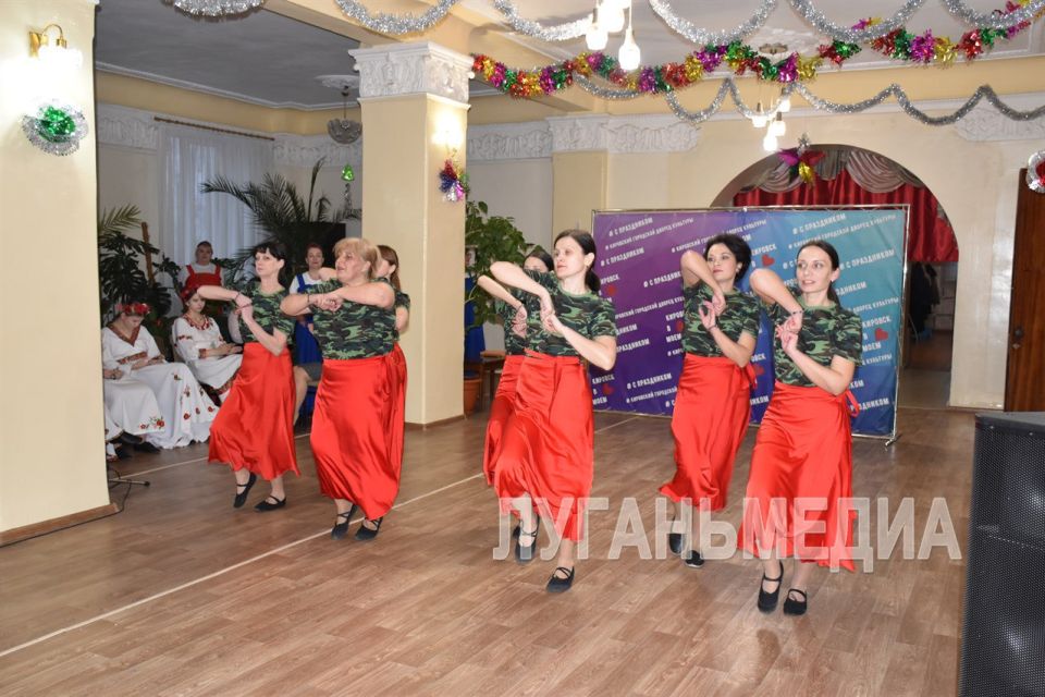 В Кировске представили танцевальную постановку «Сила духа русских женщин» В Кировске представили танцевальную постановку «Сила духа русских женщин»