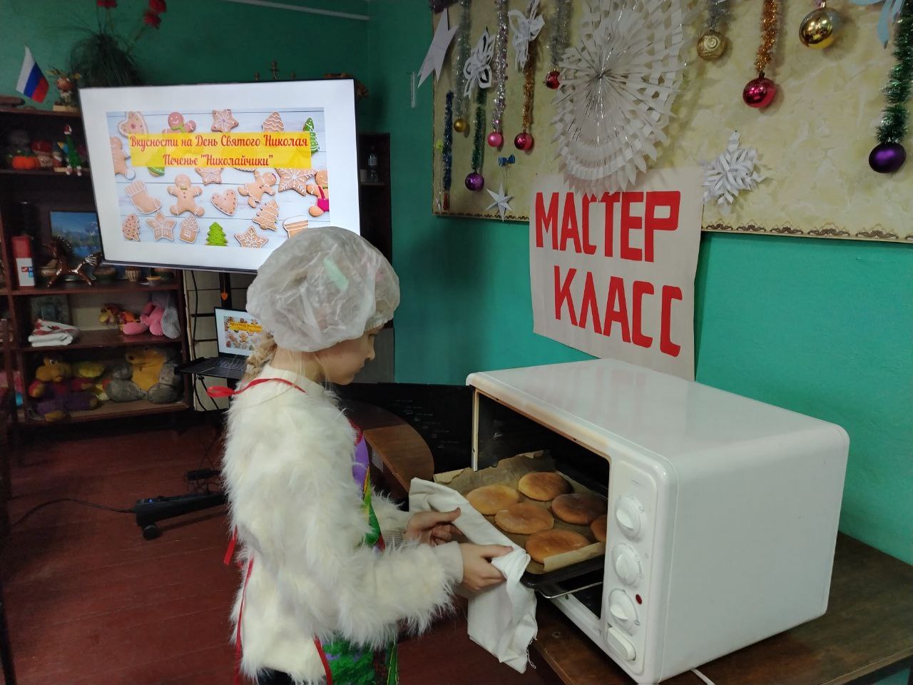 В филиале «Клуб пгт Вергулевка», в рамках проекта "Российское село" партии "Единая Россия", прошел мастер-класс по приготовлению праздничных пряников «Николайчики» В филиале «Клуб пгт Вергулевка», в рамках проекта "Российское село" партии "Единая Россия", прошел мастер-класс по приготовлению праздничных пряников «Николайчики»