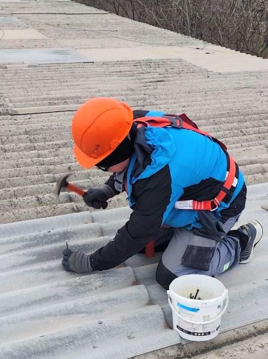 Аварийные службы Удмуртии отремонтировали крышу административного здания в посёлке Успенка Аварийные службы Удмуртии отремонтировали крышу административного здания в посёлке Успенка