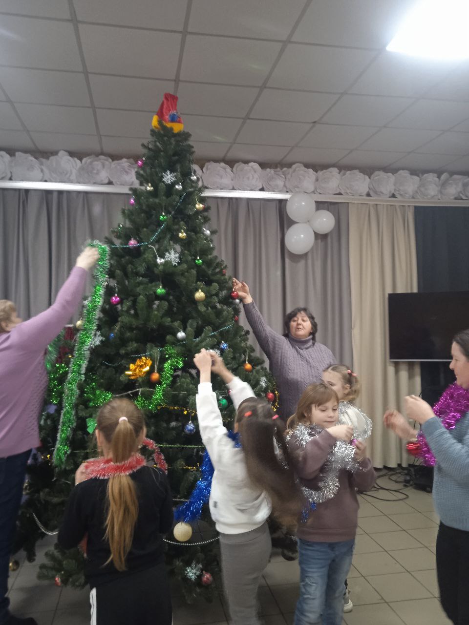 Вячеслав Третьяков: В Голубовском сельском клубе Кременского МО царила предновогодняя сказка! Библиотекарь, Линник Светлана Викторовна, распахнула двери волшебства, проведя мероприятие под названием «НАРЯДИМ ЁЛКУ ВСЕМ СЕЛОМ!» Вячеслав Третьяков: В Голубовском сельском клубе Кременского МО царила предновогодняя сказка! Библиотекарь, Линник Светлана Викторовна, распахнула двери волшебства, проведя мероприятие под названием «НАРЯДИМ ЁЛКУ ВСЕМ СЕЛОМ!»