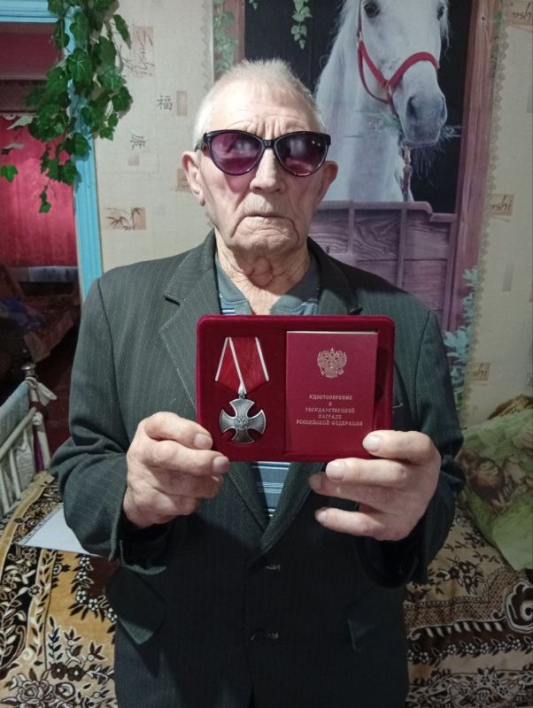 Сегодня первый заместитель Главы Администрации Беловодского МО Николай Иванович Вербицкий вручил орден Мужества, присвоенный посмертно участнику специальной военной операции Скрыпнику Владимиру Ивановичу, его отцу Скрыпнику... Сегодня первый заместитель Главы Администрации Беловодского МО Николай Иванович Вербицкий вручил орден Мужества, присвоенный посмертно участнику специальной военной операции Скрыпнику Владимиру Ивановичу, его отцу Скрыпнику...