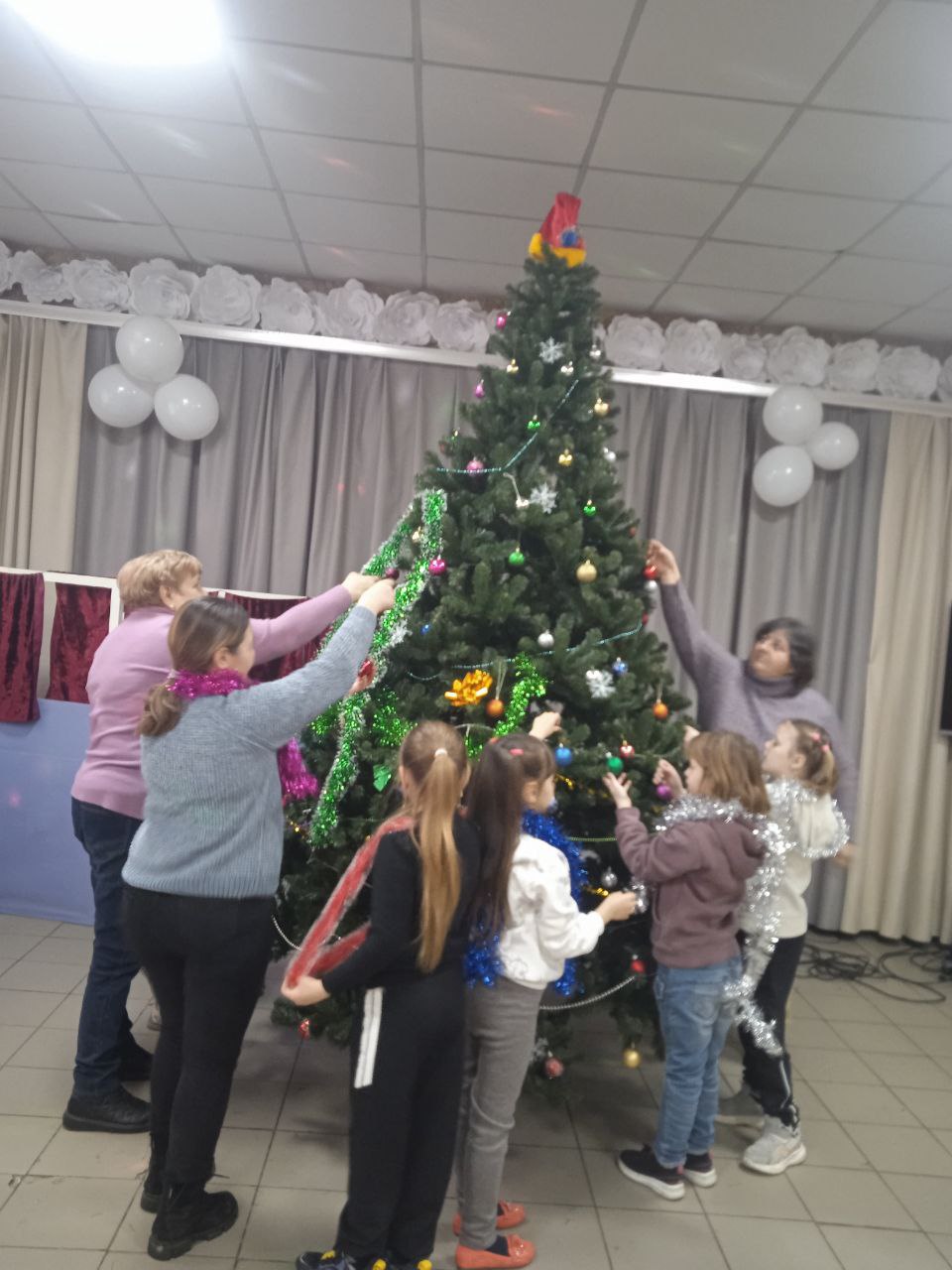 Вячеслав Третьяков: В Голубовском сельском клубе Кременского МО царила предновогодняя сказка! Библиотекарь, Линник Светлана Викторовна, распахнула двери волшебства, проведя мероприятие под названием «НАРЯДИМ ЁЛКУ ВСЕМ СЕЛОМ!» Вячеслав Третьяков: В Голубовском сельском клубе Кременского МО царила предновогодняя сказка! Библиотекарь, Линник Светлана Викторовна, распахнула двери волшебства, проведя мероприятие под названием «НАРЯДИМ ЁЛКУ ВСЕМ СЕЛОМ!»