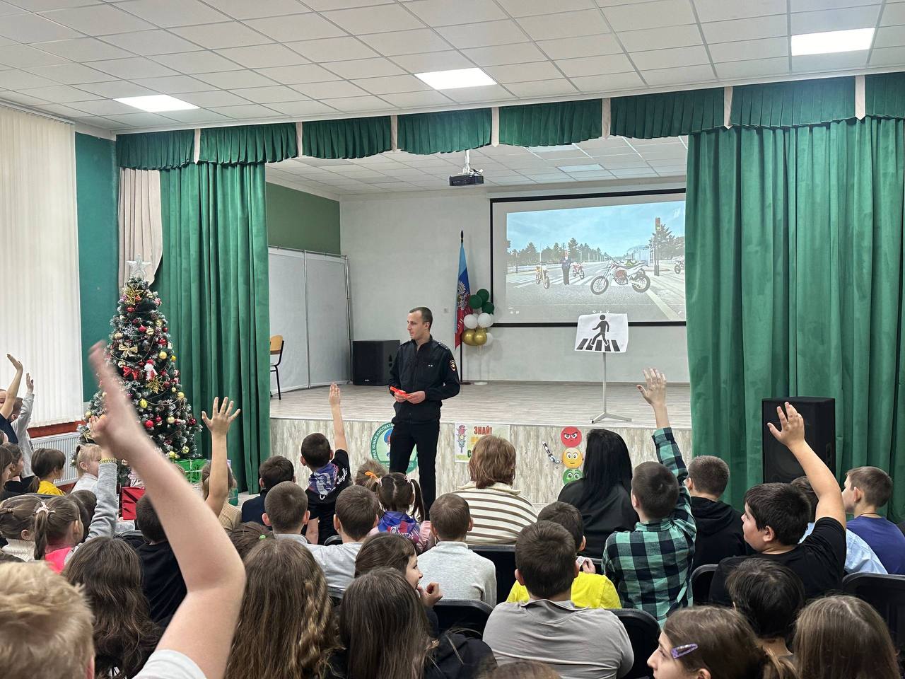 Безопасность на зимних каникулах: в Новопскове и Старобельске сотрудники Госавтоинспекции провели уроки по ПДД для школьников Безопасность на зимних каникулах: в Новопскове и Старобельске сотрудники Госавтоинспекции провели уроки по ПДД для школьников