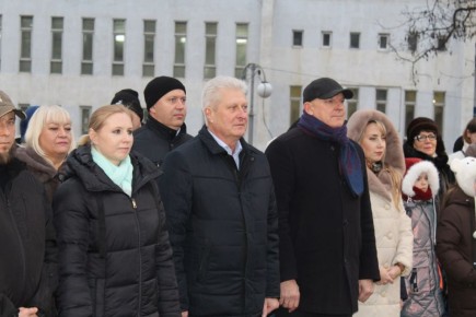 Сергей Козенко: В Краснодоне, в преддверии новогодних праздников, торжественно открылась обновленная аллея Героев Краснодона, преобразившаяся в уютное и современное общественное пространство