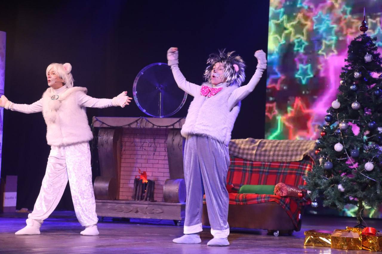 Артисты «Москонцерта» при поддержке Правительства ЛНР и Министерства культуры ЛНР в рамках благотворительного проекта «Традиции большой семьи» представили музыкальный спектакль «Новогодние приключения кота и его друзей» для... Артисты «Москонцерта» при поддержке Правительства ЛНР и Министерства культуры ЛНР в рамках благотворительного проекта «Традиции большой семьи» представили музыкальный спектакль «Новогодние приключения кота и его друзей» для...