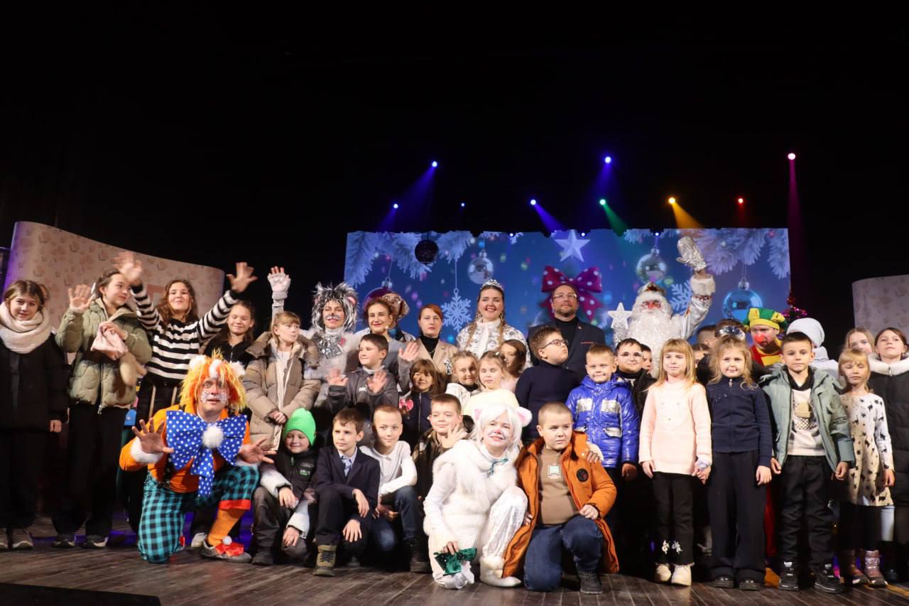 Артисты «Москонцерта» при поддержке Правительства ЛНР и Министерства культуры ЛНР в рамках благотворительного проекта «Традиции большой семьи» представили музыкальный спектакль «Новогодние приключения кота и его друзей» для... Артисты «Москонцерта» при поддержке Правительства ЛНР и Министерства культуры ЛНР в рамках благотворительного проекта «Традиции большой семьи» представили музыкальный спектакль «Новогодние приключения кота и его друзей» для...