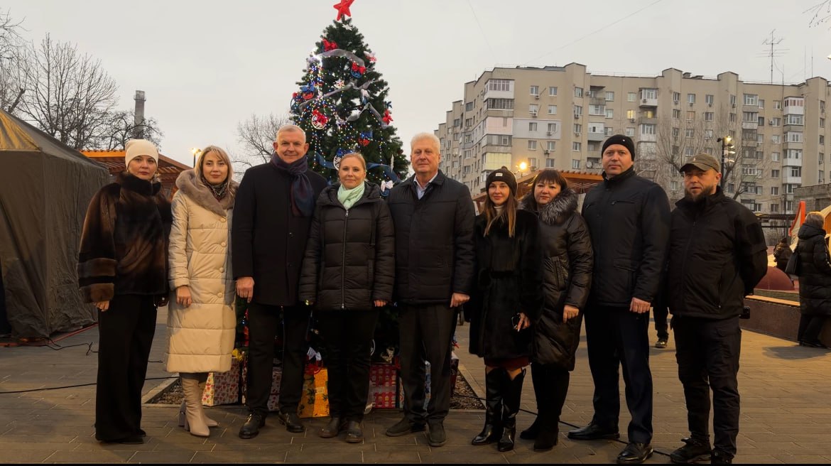 Сергей Козенко: В Краснодоне, в преддверии новогодних праздников, торжественно открылась обновленная аллея Героев Краснодона, преобразившаяся в уютное и современное общественное пространство Сергей Козенко: В Краснодоне, в преддверии новогодних праздников, торжественно открылась обновленная аллея Героев Краснодона, преобразившаяся в уютное и современное общественное пространство